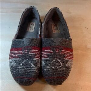 Woman’s Gray and Red Navajo Patterned Loafers Bobs Memory Foam Sz 9